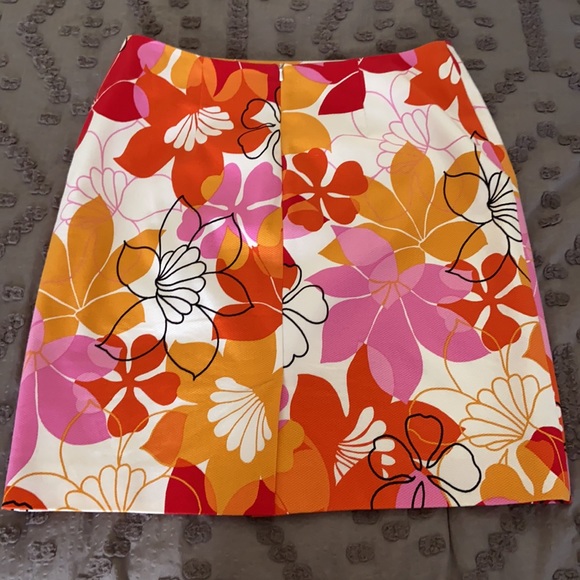 Floral cotton lined skirt with 3% spandex for a little stretch!  EUC - Picture 2 of 6